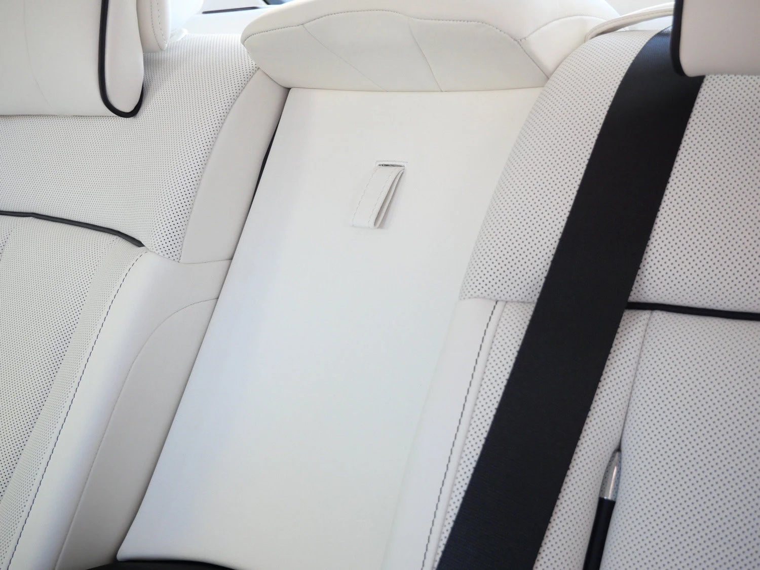 2027 Rolls-Royce Phantom interior, Grace White / Navy Blue