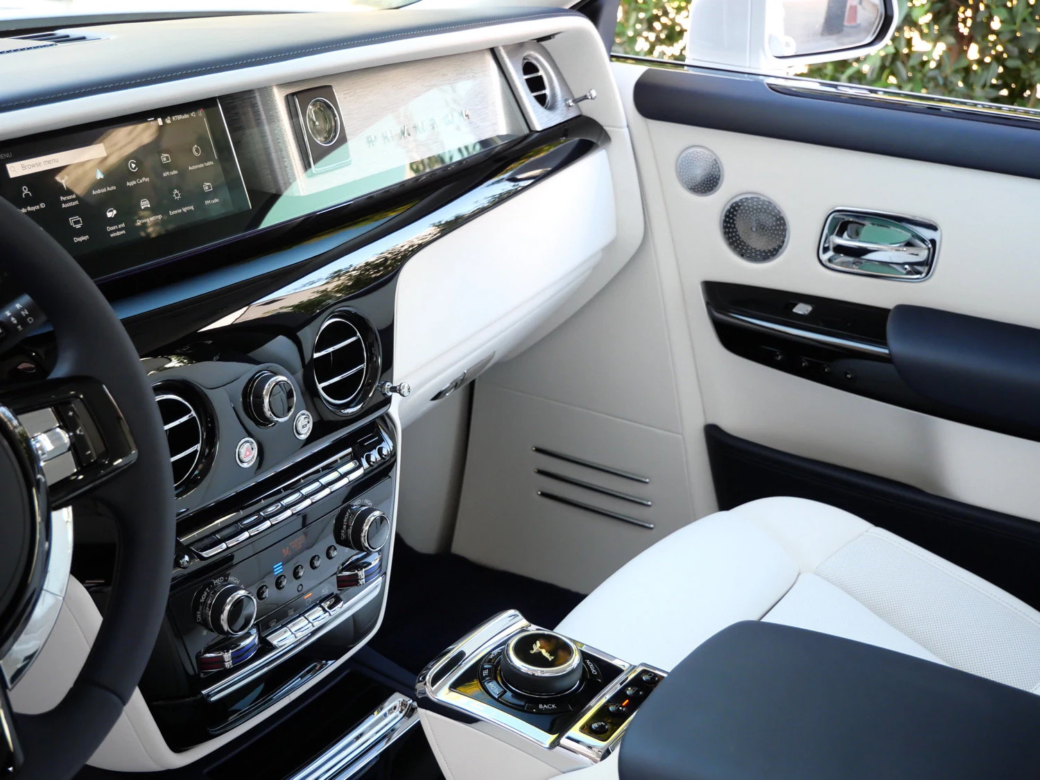 2027 Rolls-Royce Phantom interior, Grace White / Navy Blue
