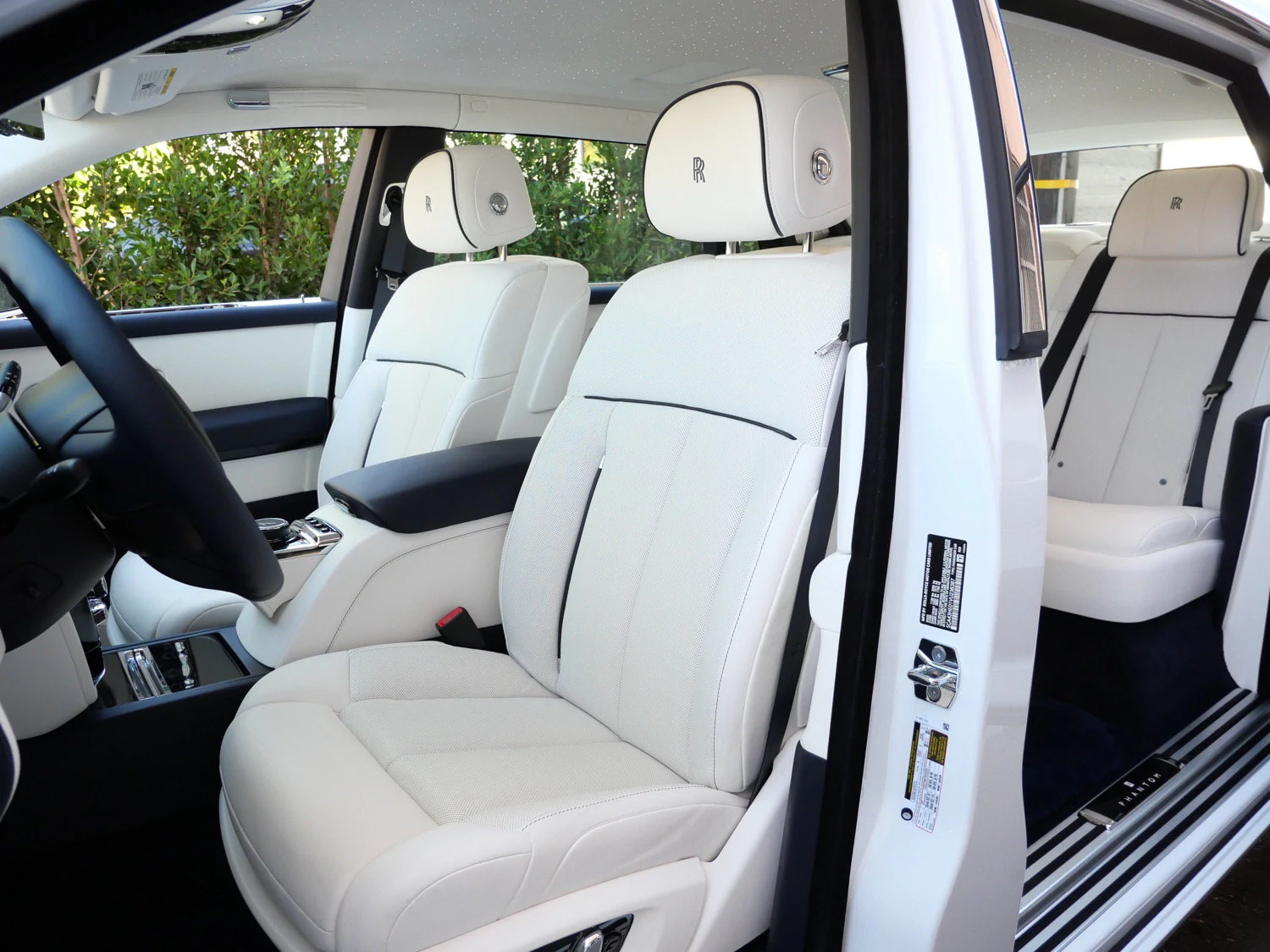 2027 Rolls-Royce Phantom interior, seats, Grace White / Navy Blue