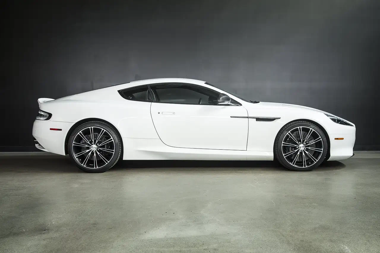 2015 Aston Martin DB9 Carbon Edition, 5/27