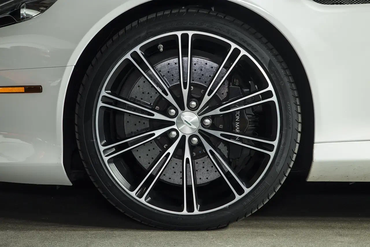 2015 Aston Martin DB9 Carbon Edition, 8/27