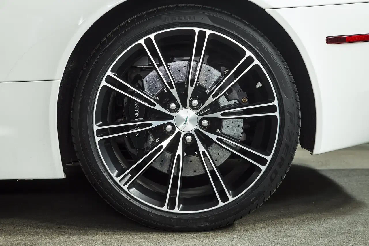 2015 Aston Martin DB9 Carbon Edition, 9/27