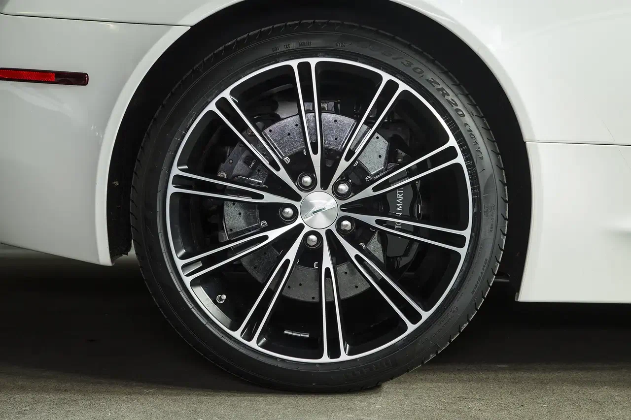 2015 Aston Martin DB9 Carbon Edition, 10/27