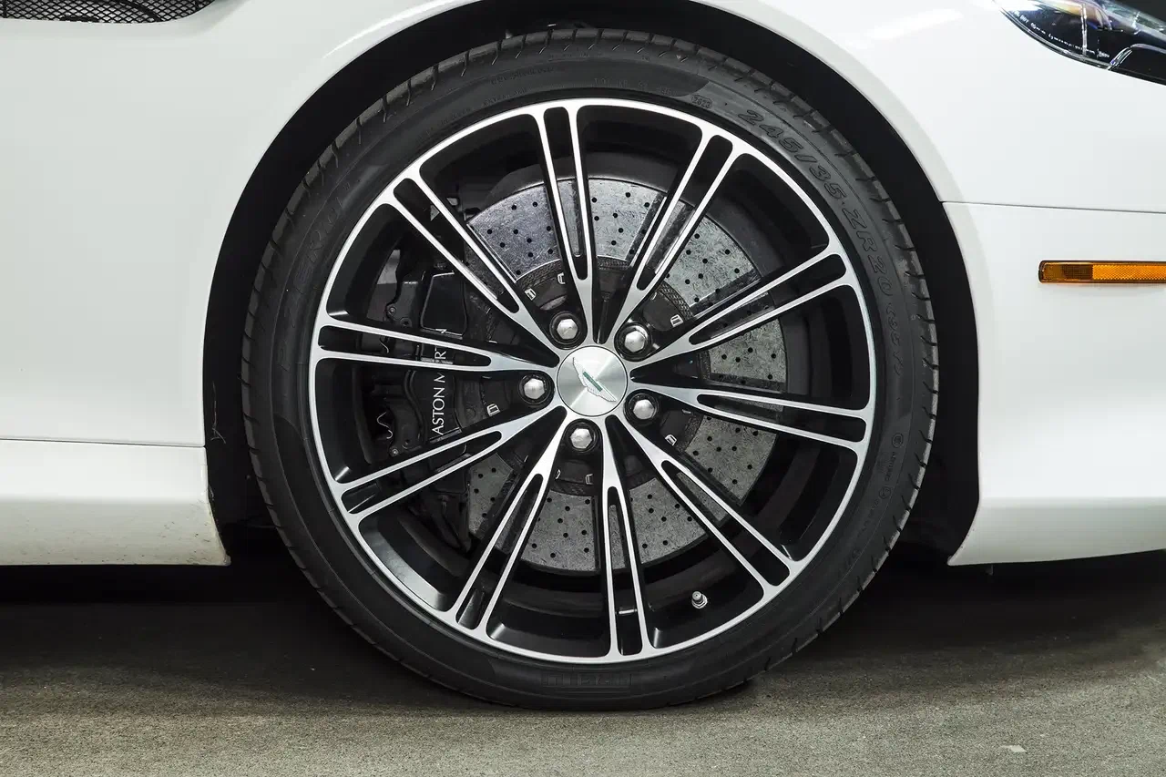 2015 Aston Martin DB9 Carbon Edition, 11/27