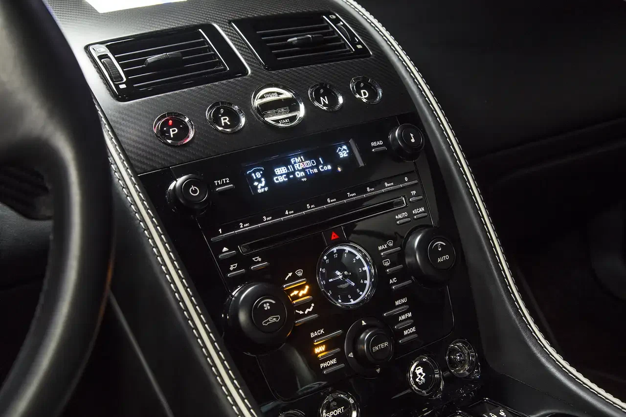 2015 Aston Martin DB9 Carbon Edition, 19/27