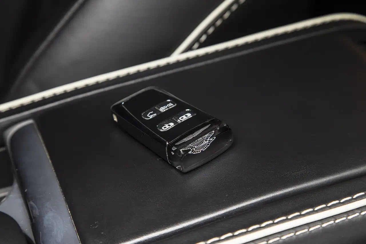 2015 Aston Martin DB9 Carbon Edition, 20/27