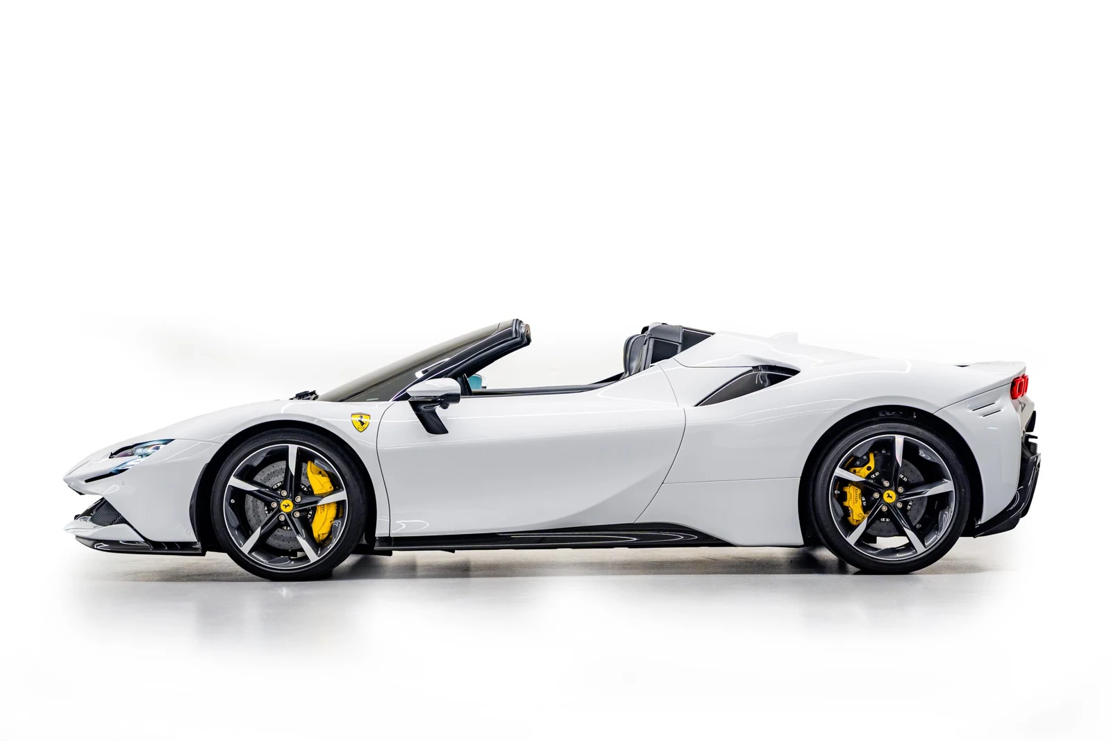 2023 Ferrari SF90 Spider, 6/10