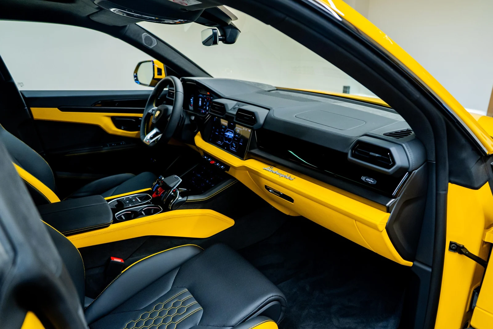 2025 Lamborghini Urus SE, 8/10