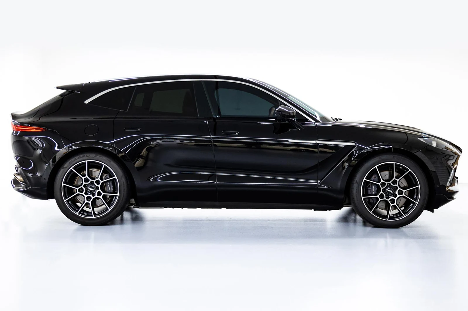 2021 Aston Martin DBX, 3/10