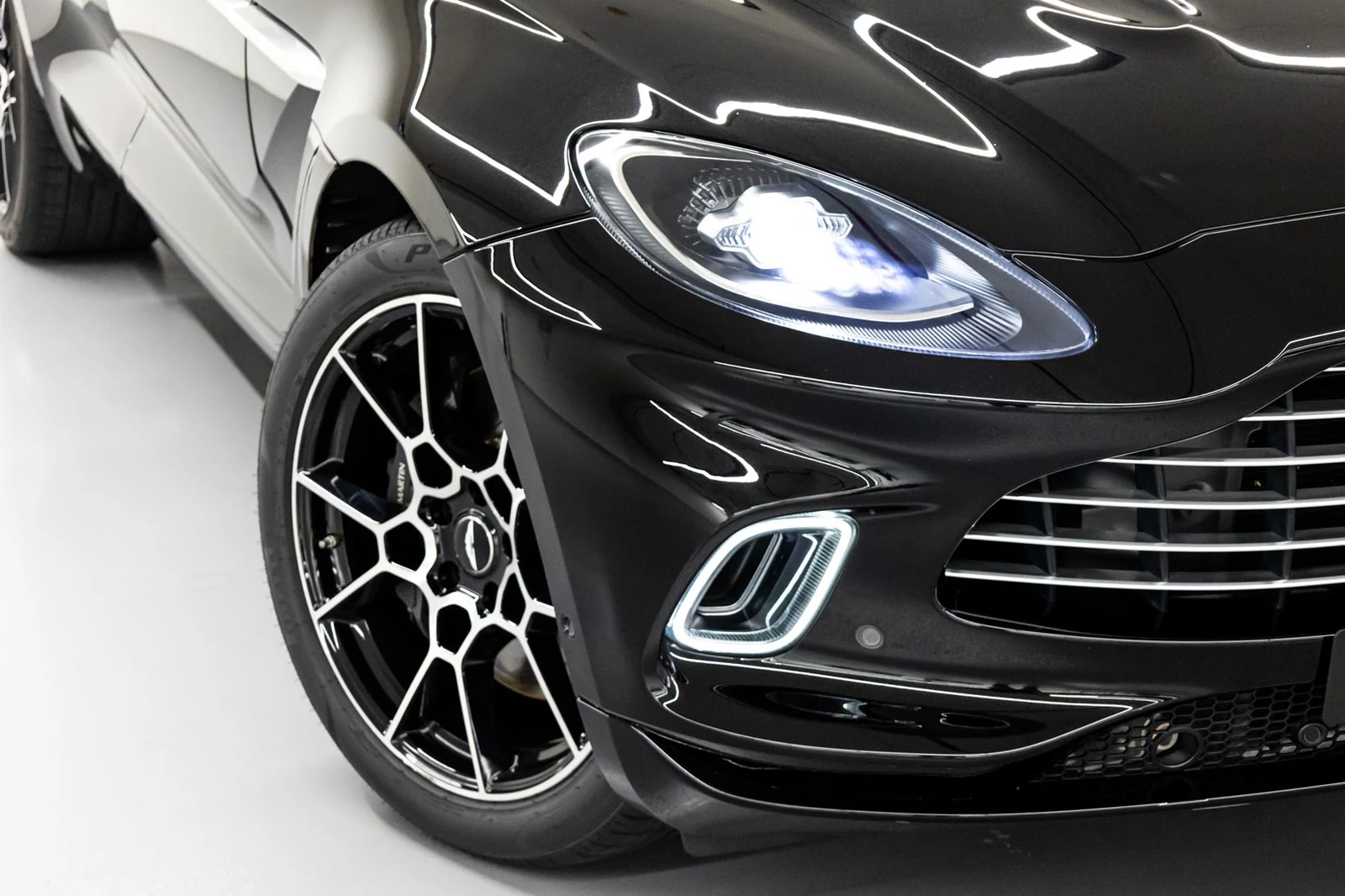 2021 Aston Martin DBX, 4/10