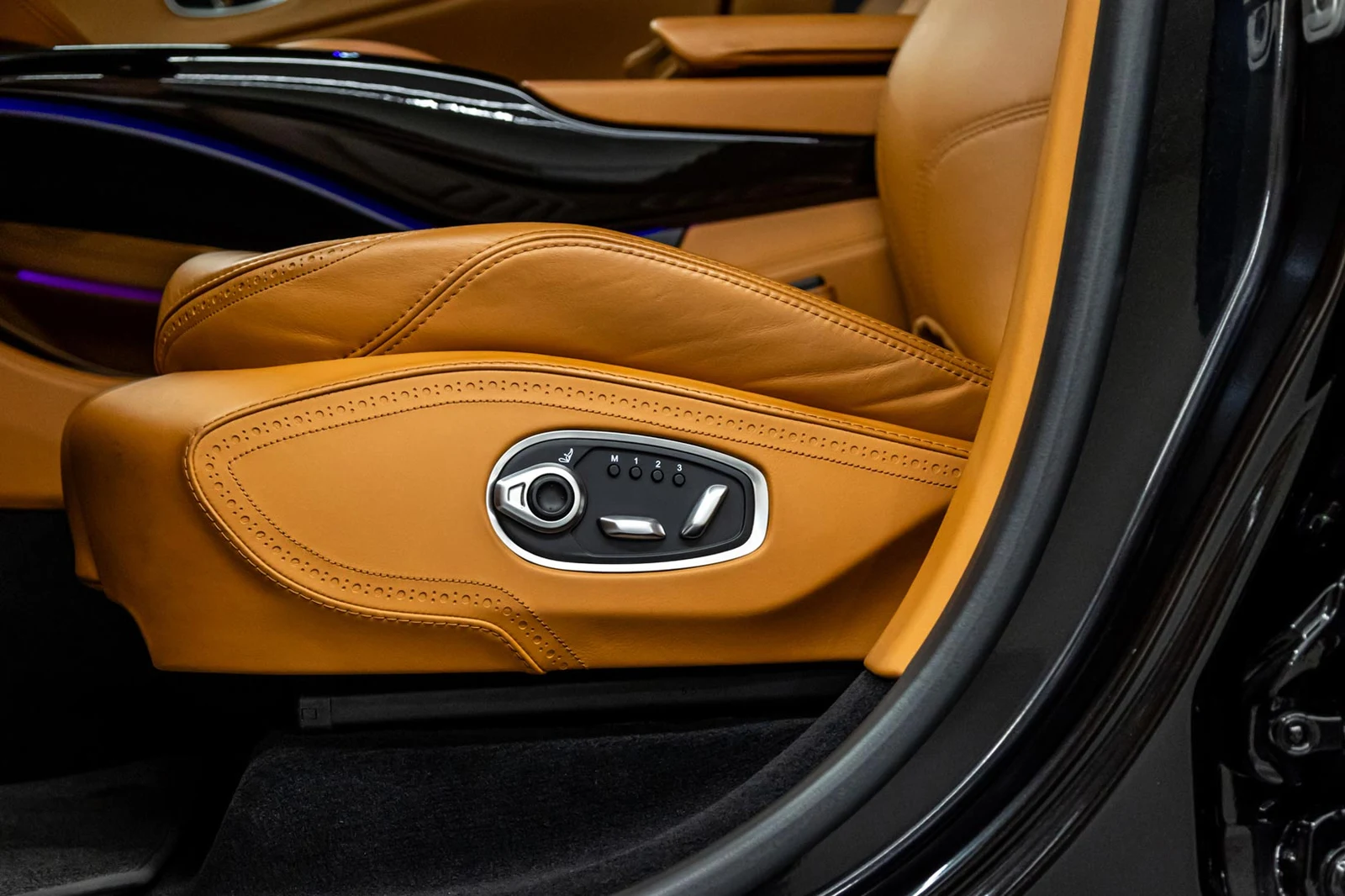 2021 Aston Martin DBX, 6/10