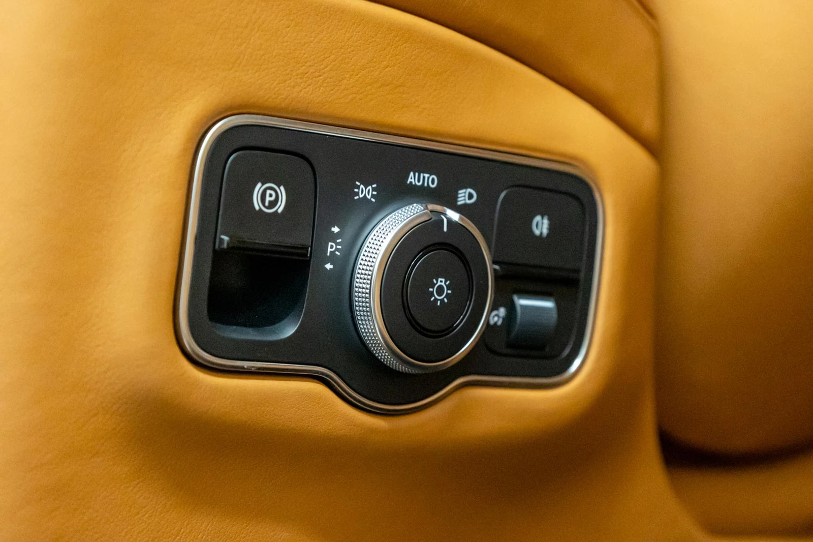 2021 Aston Martin DBX, 7/10