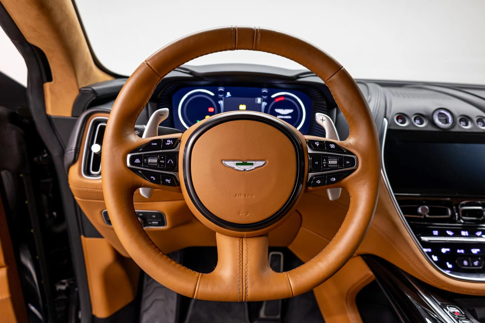 2021 Aston Martin DBX, 8/10