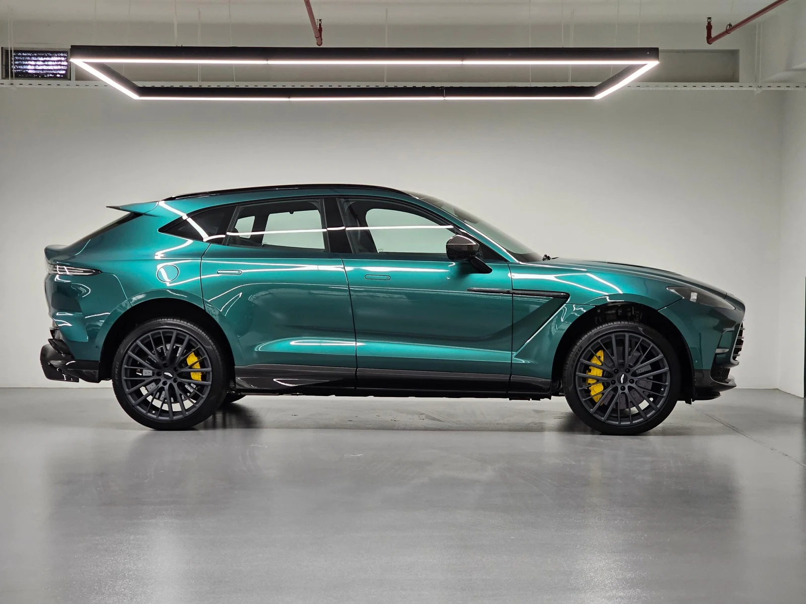 2023 Aston Martin DBX707, 2/10