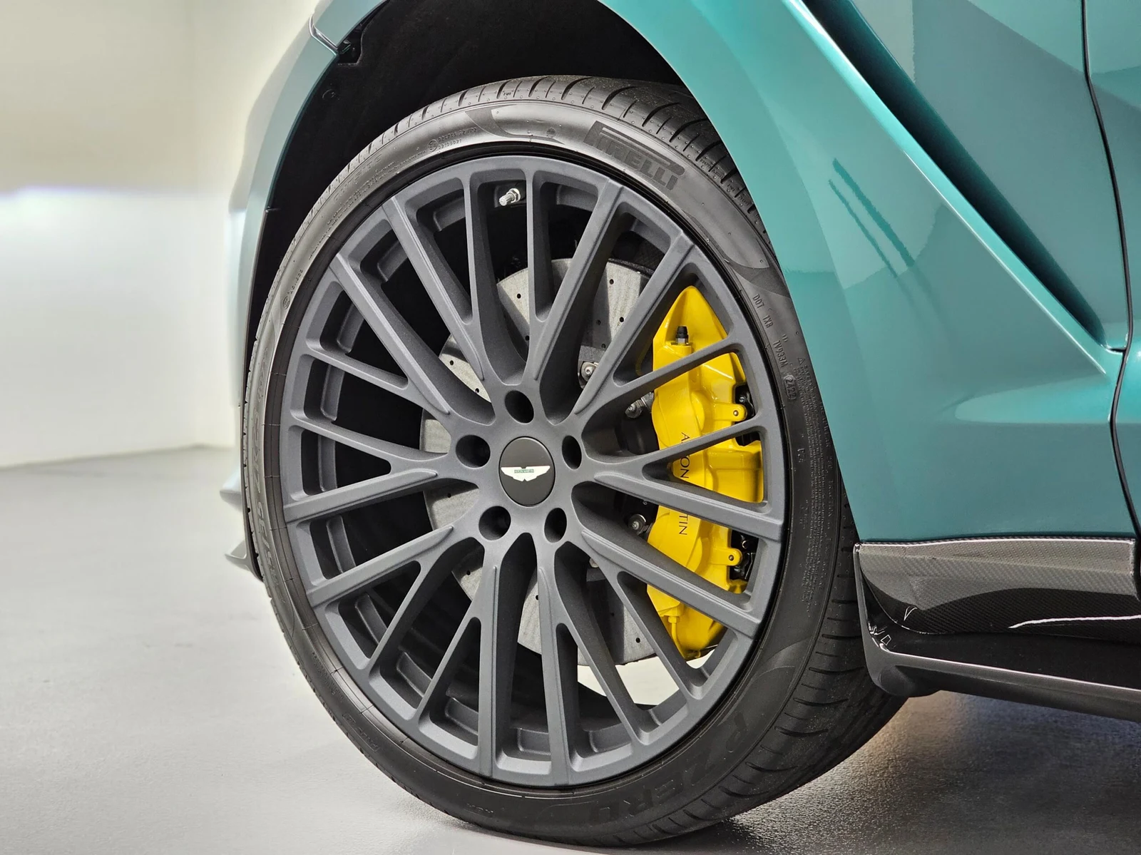 2023 Aston Martin DBX707, 6/10