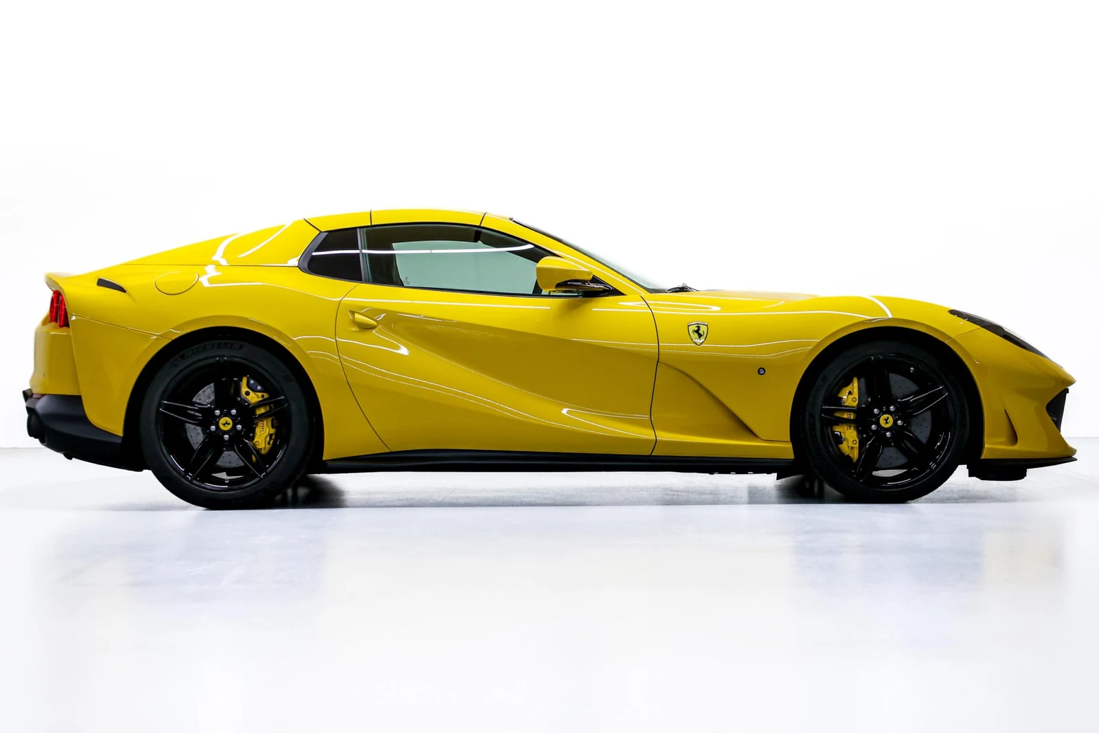 2022 Ferrari 812 GTS, 3/10