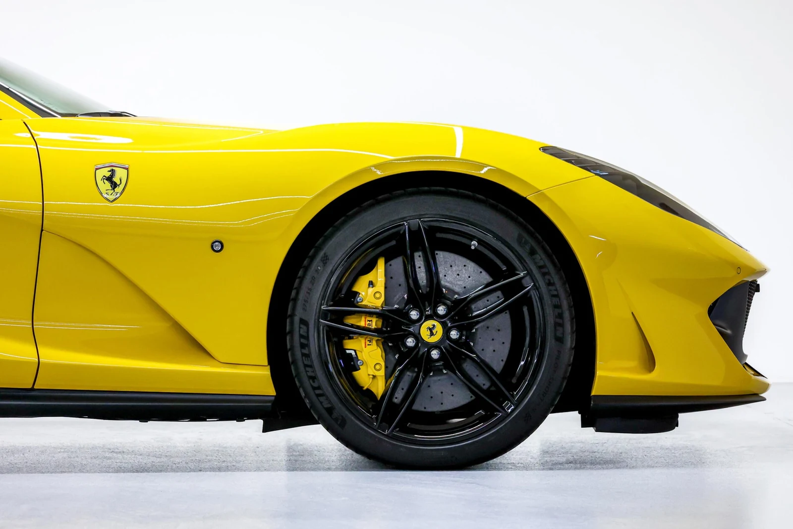 2022 Ferrari 812 GTS, 6/10