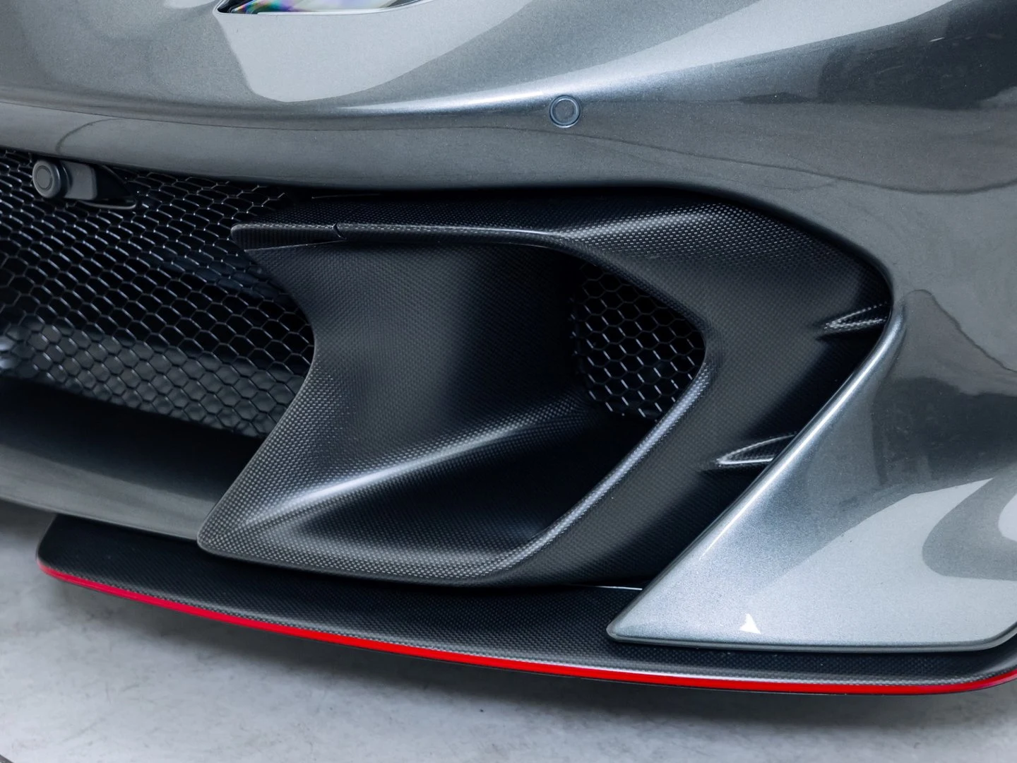 2024 Ferrari 812 Competizione, 16/20