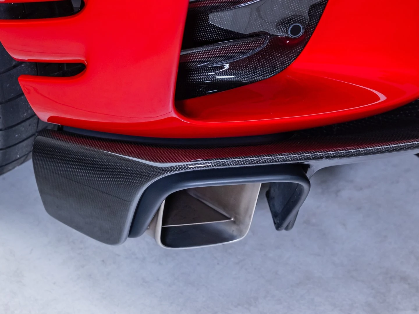 2023 Ferrari 812 Competizione, 8/20