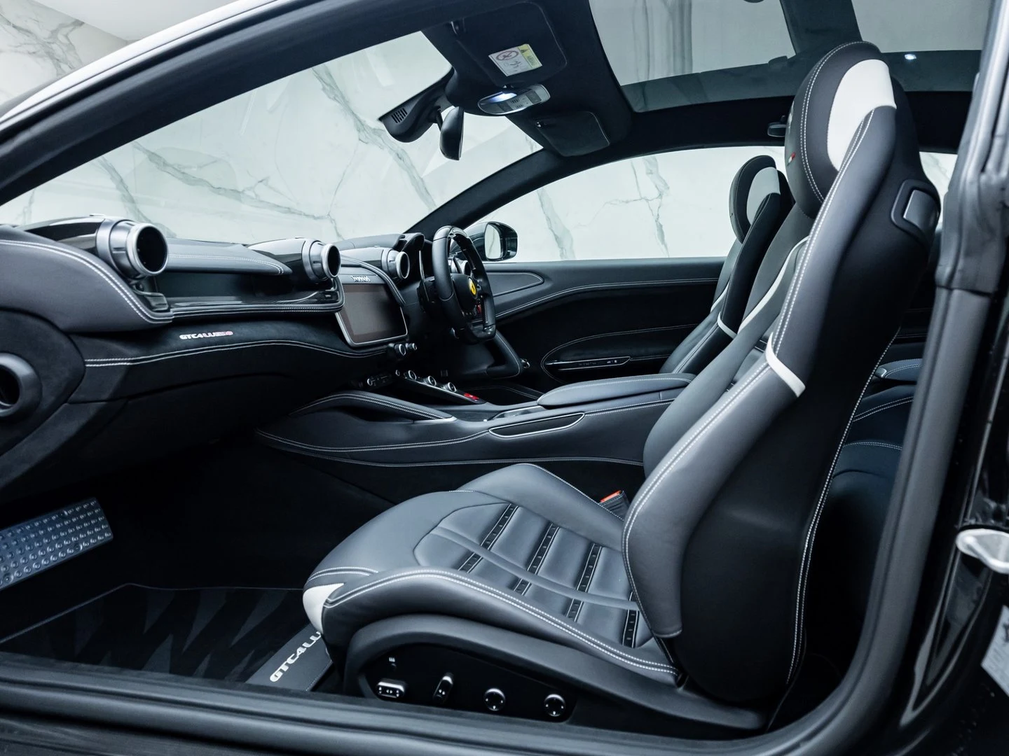 2017 Ferrari GTC4Lusso V12, 18/20