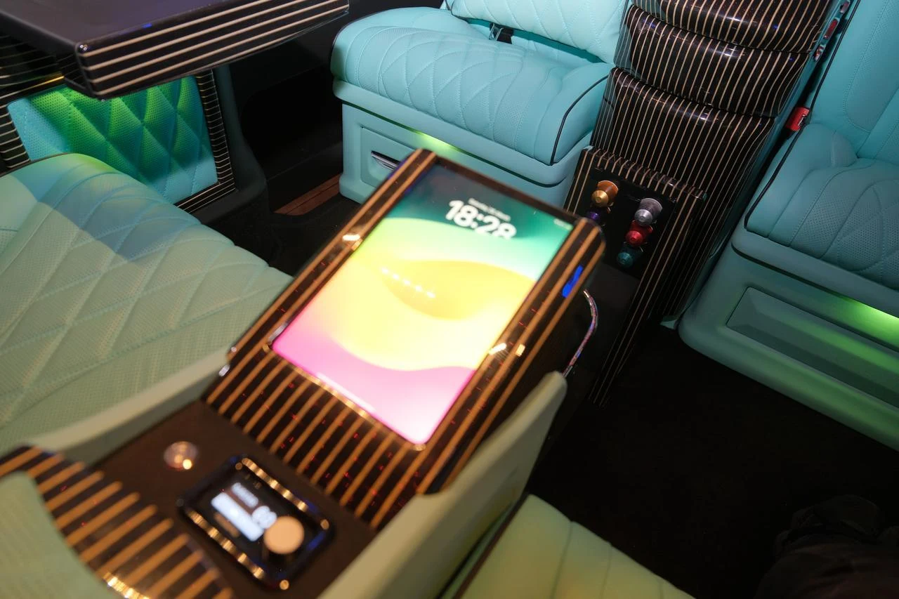 2023 Mercedes-Benz Metris BRABUS VIP, 17/20