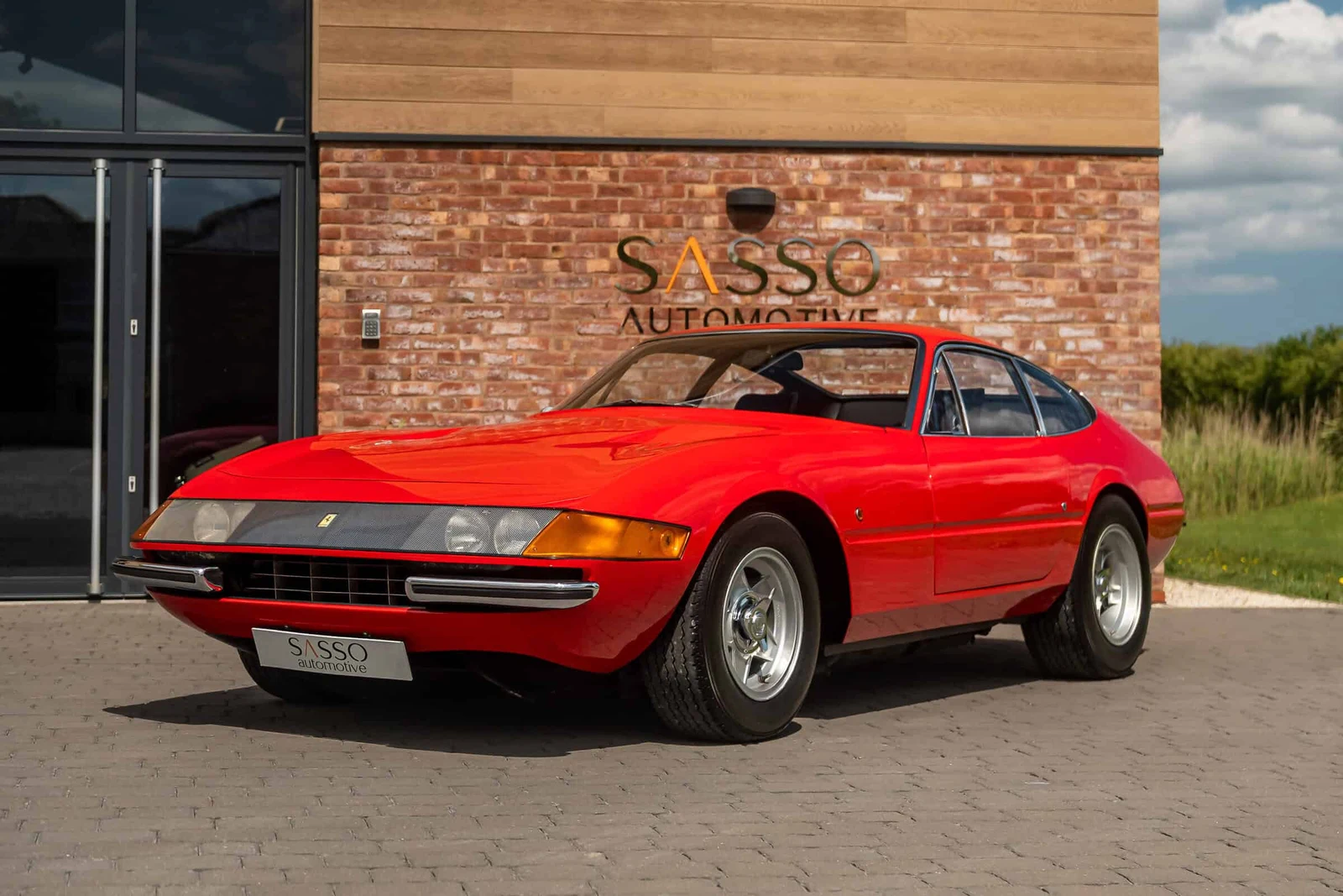 Ferrari 365 GTB/4 Daytona, full-car front three-quarter view.