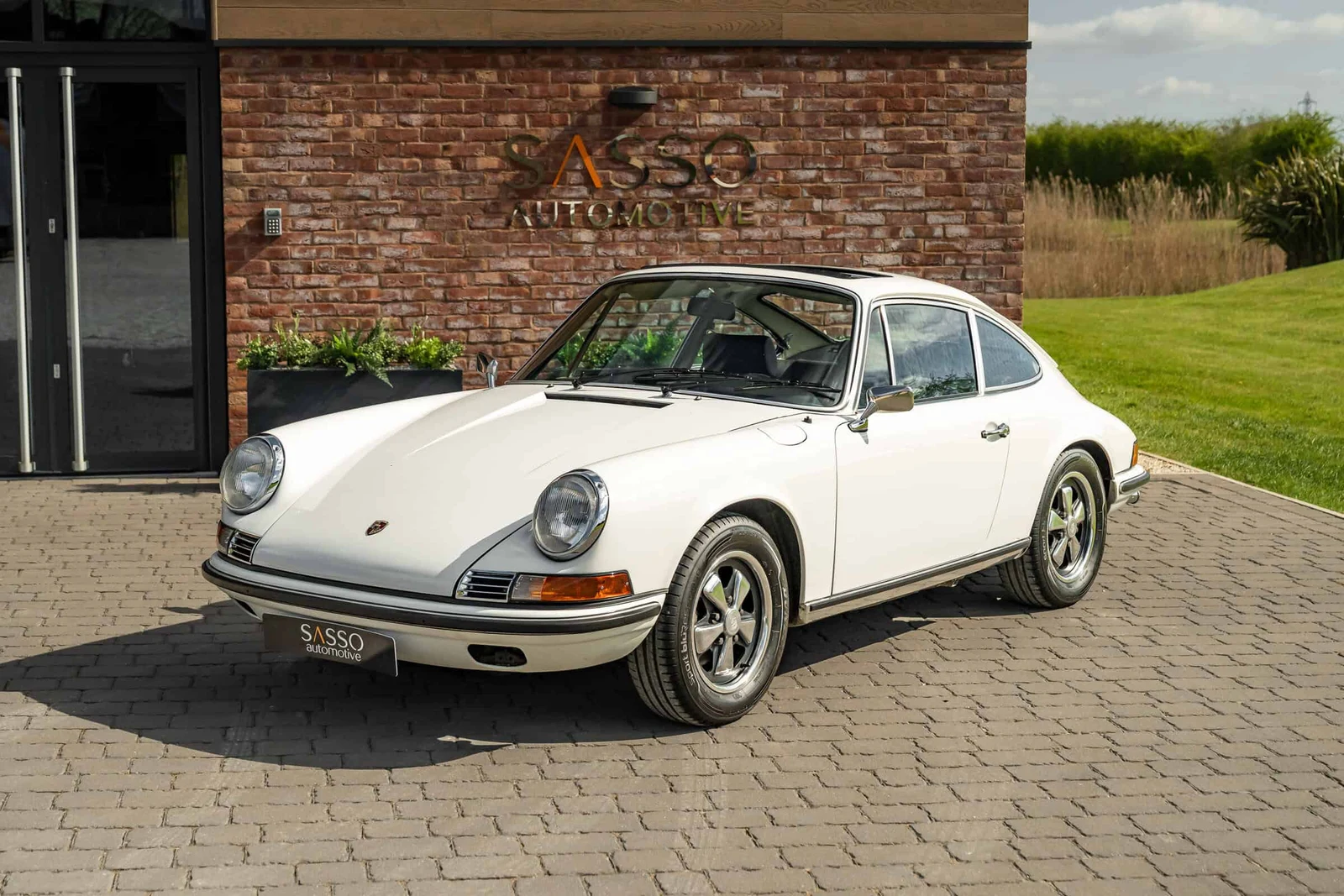Porsche 911 T, full-car front three-quarter view.