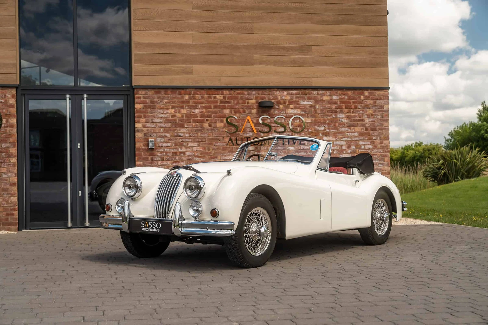 Jaguar XK140 SE DHC, full-car front three-quarter view.