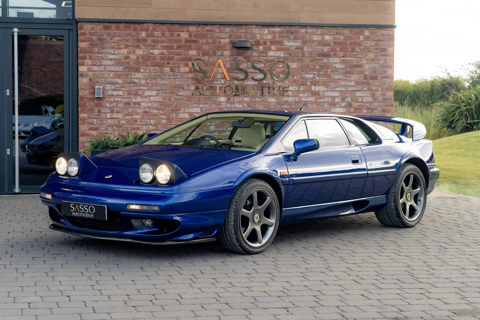 Lotus Esprit V8 Turbo SE, full-car front three-quarter view.