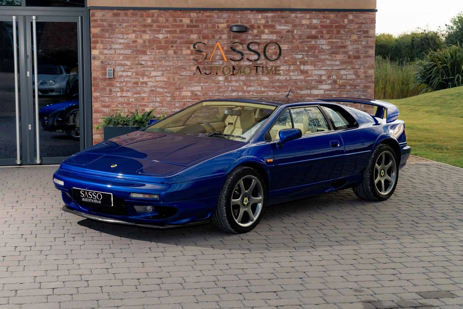 Lotus Esprit V8 Turbo SE, 2/10