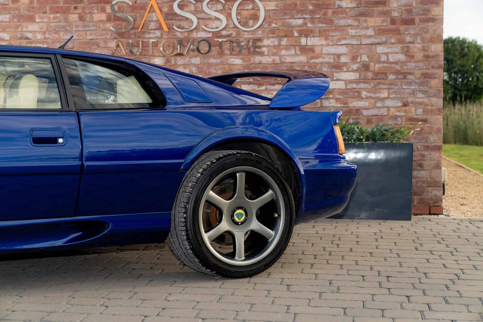 Lotus Esprit V8 Turbo SE, 6/10