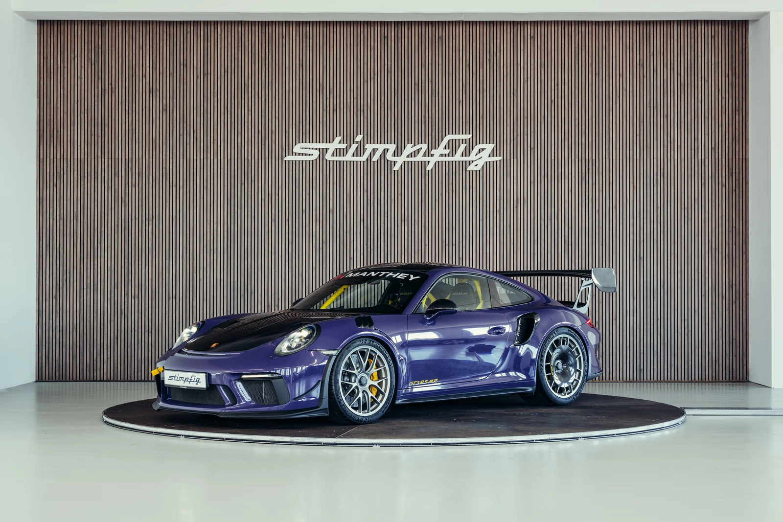 Porsche 911 (991.2) GT3 RS MR, full-car front three-quarter view.