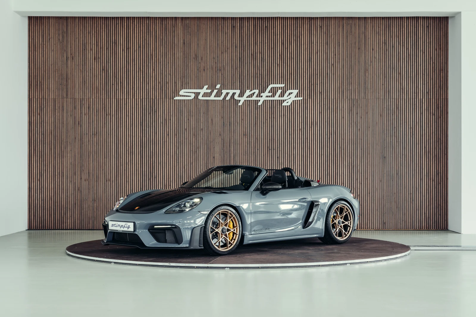 Porsche 718 Spyder RS, full-car front three-quarter view.