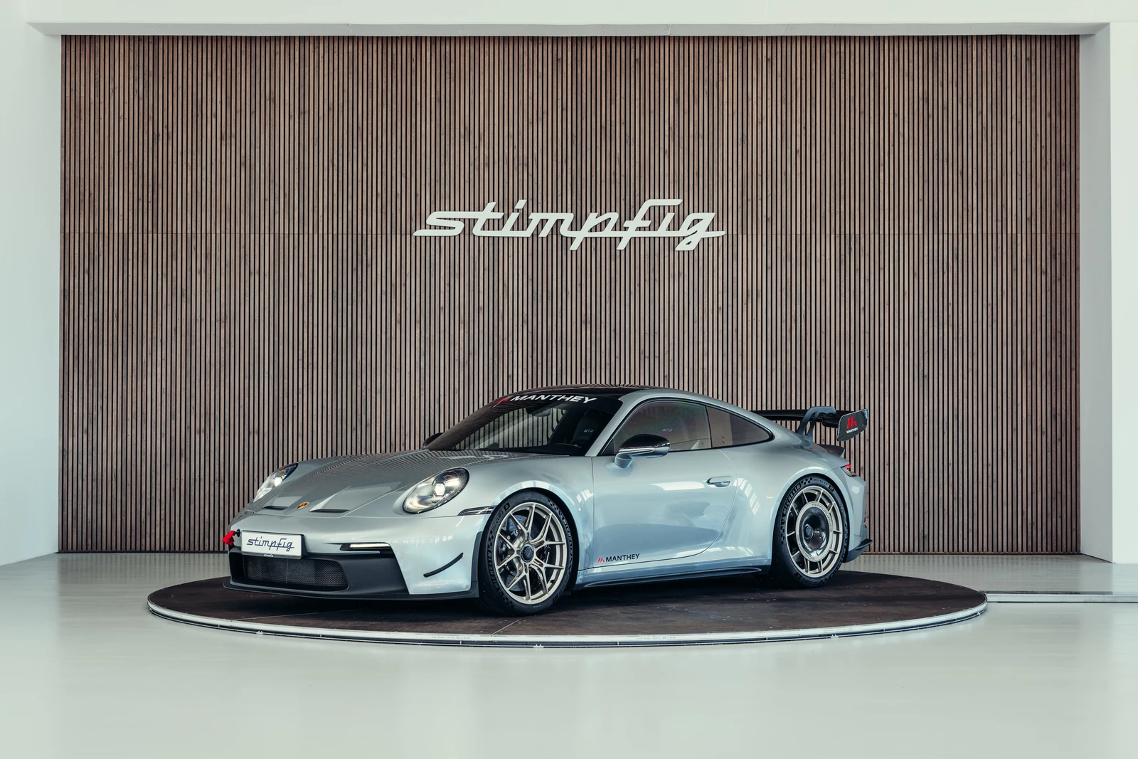 Porsche 911 (992.1) GT3 MR, full-car front three-quarter view.