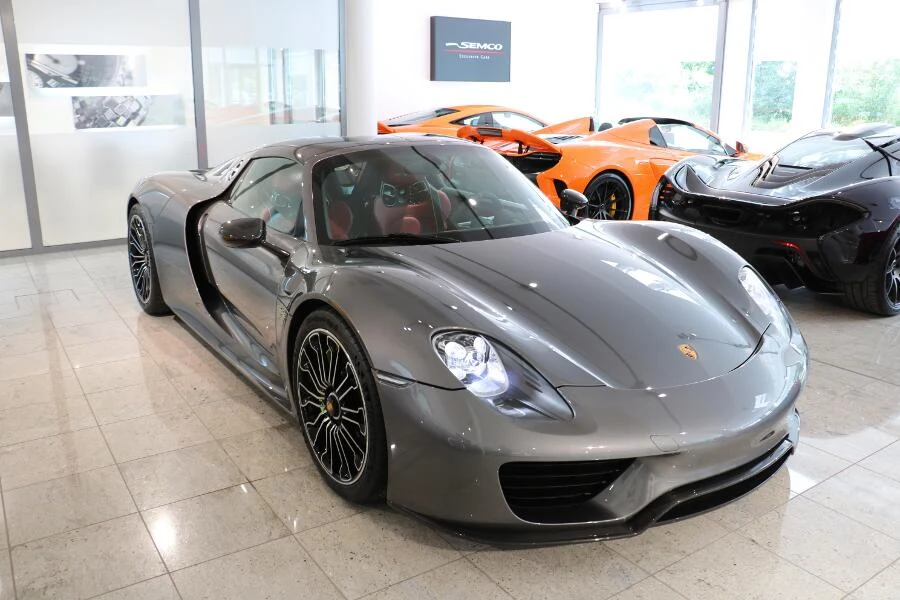 Porsche 918 Spyder, full-car front three-quarter view.