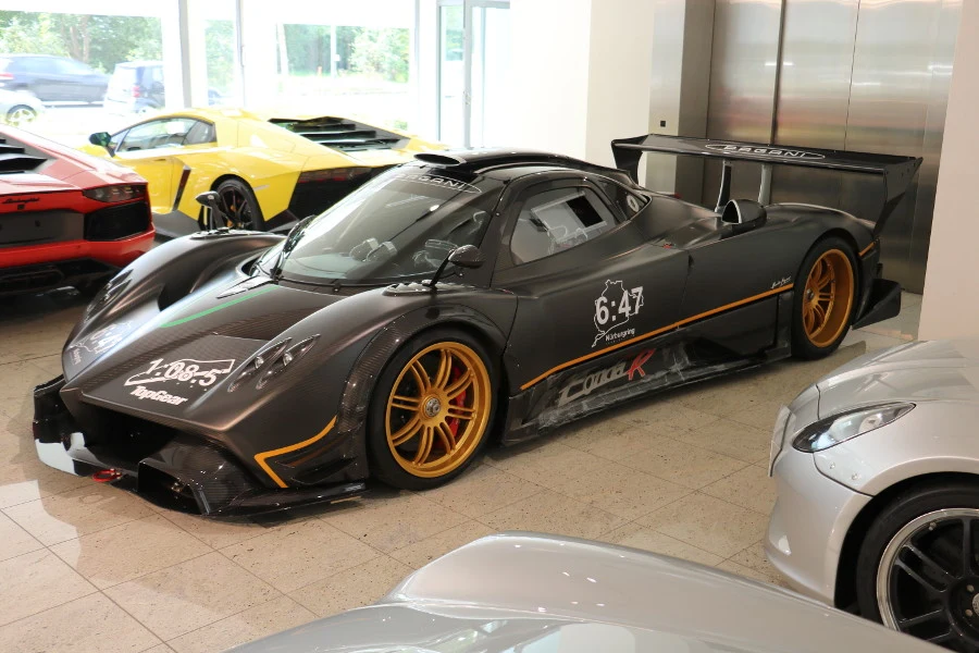 Pagani Zonda R, full-car front three-quarter view.