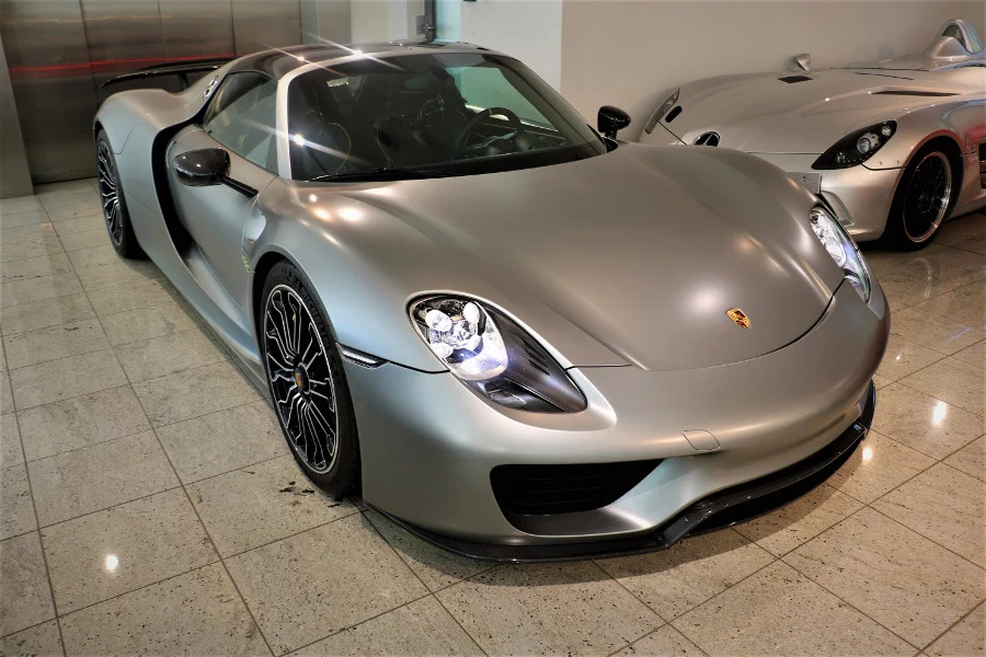 Porsche 918 Spyder, full-car front three-quarter view.