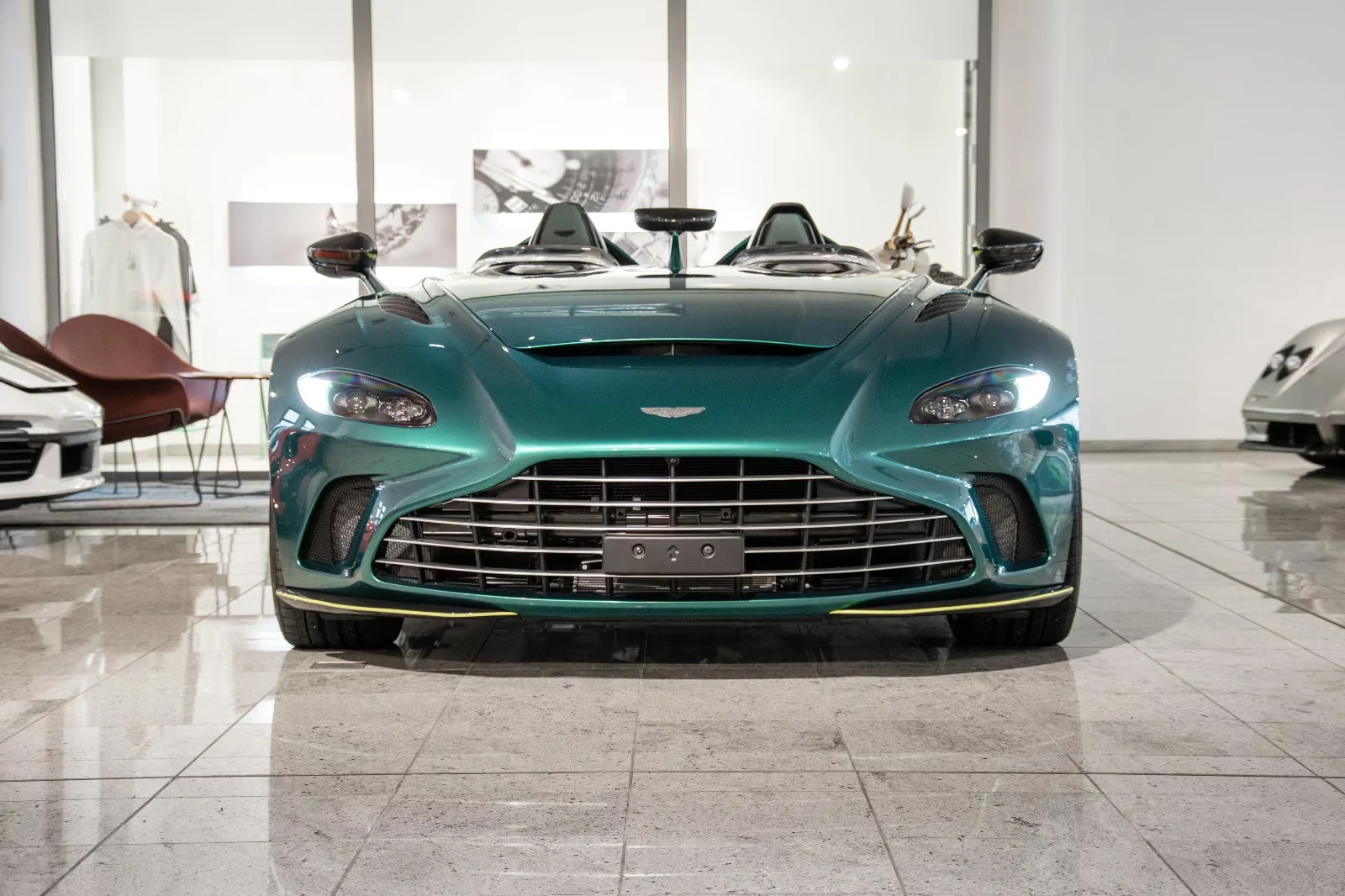 Aston Martin V12 Speedster, 2/10