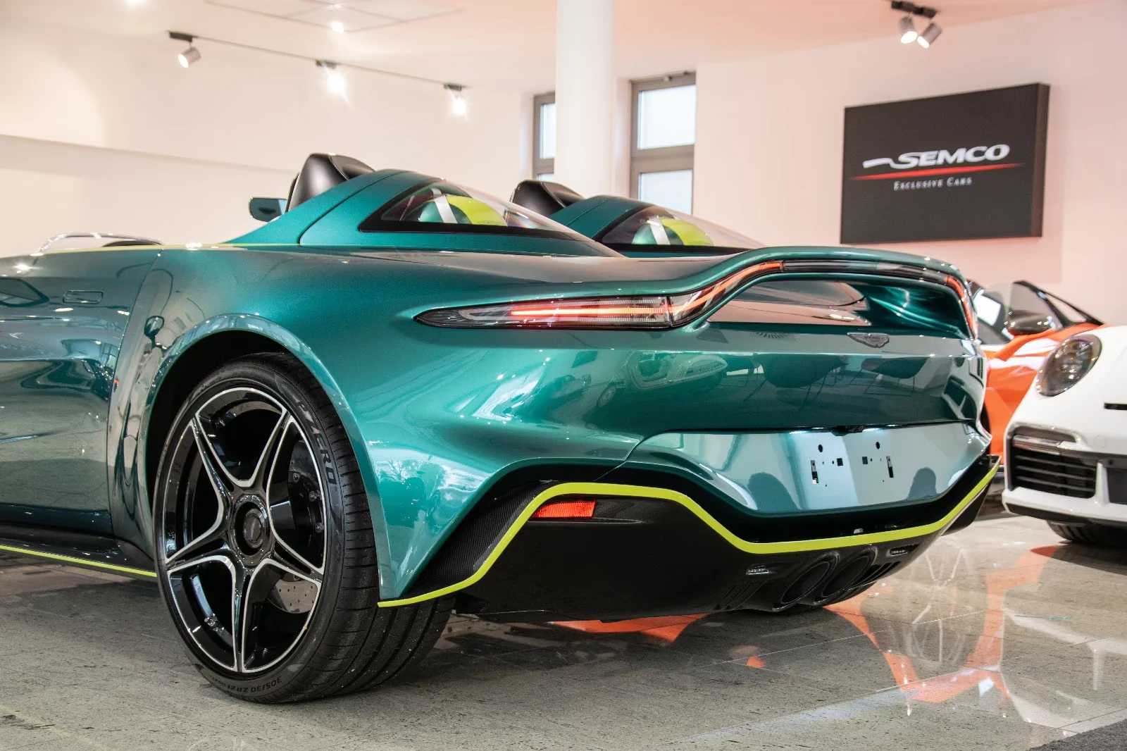 Aston Martin V12 Speedster, 3/10