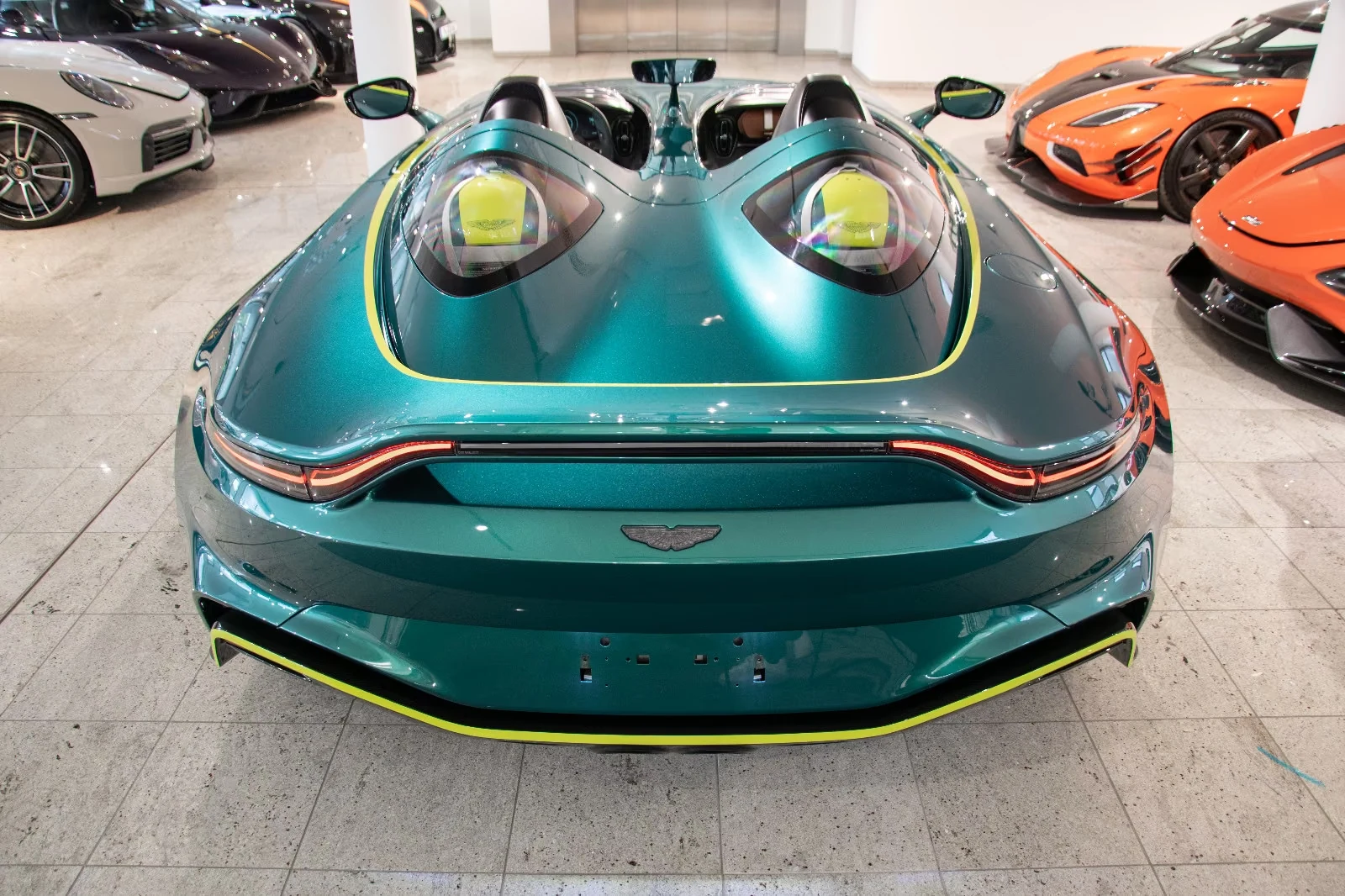 Aston Martin V12 Speedster, 4/10