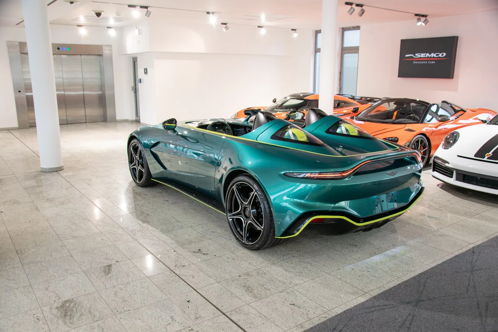 Aston Martin V12 Speedster, 5/10