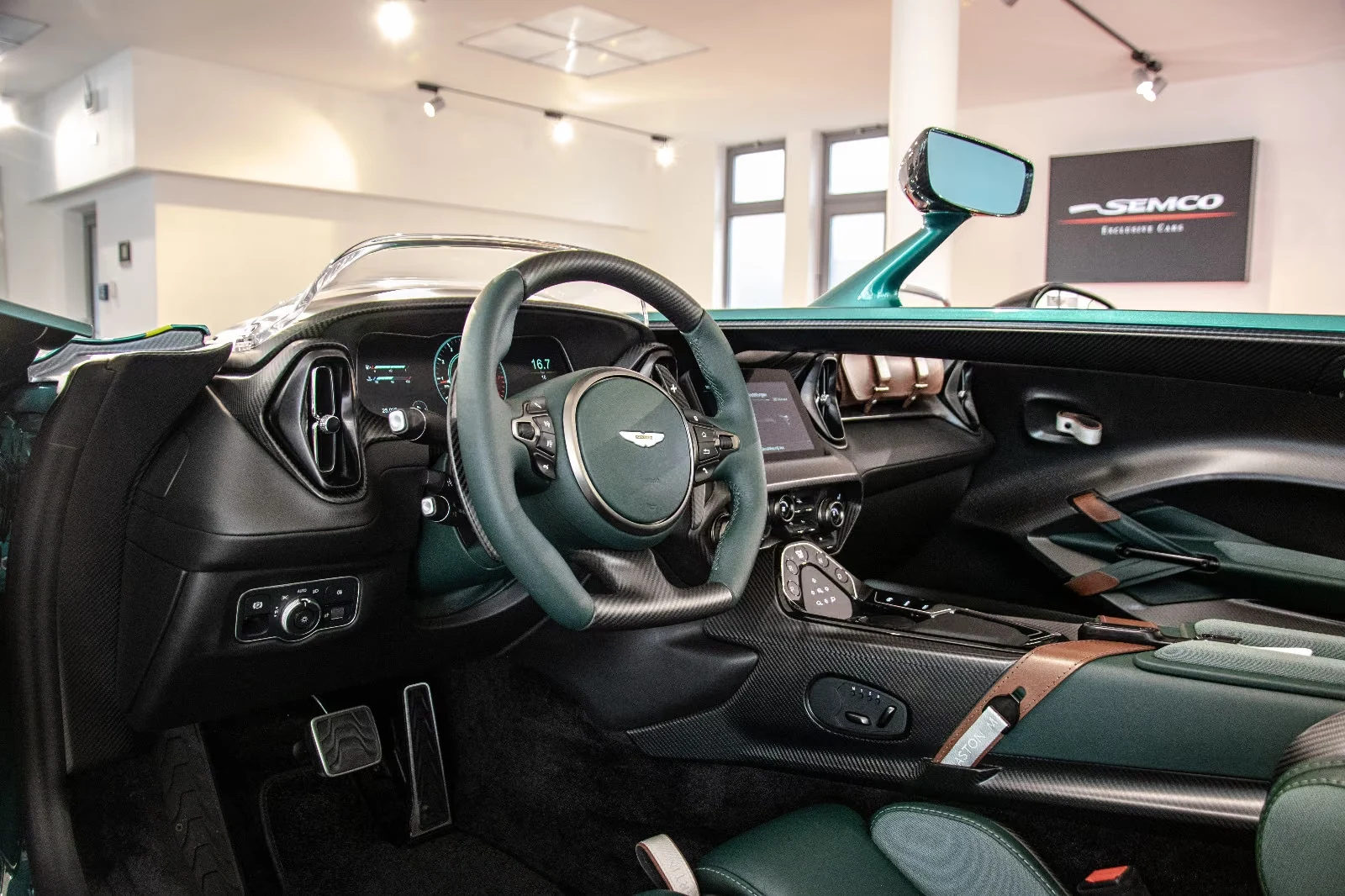 Aston Martin V12 Speedster, 7/10