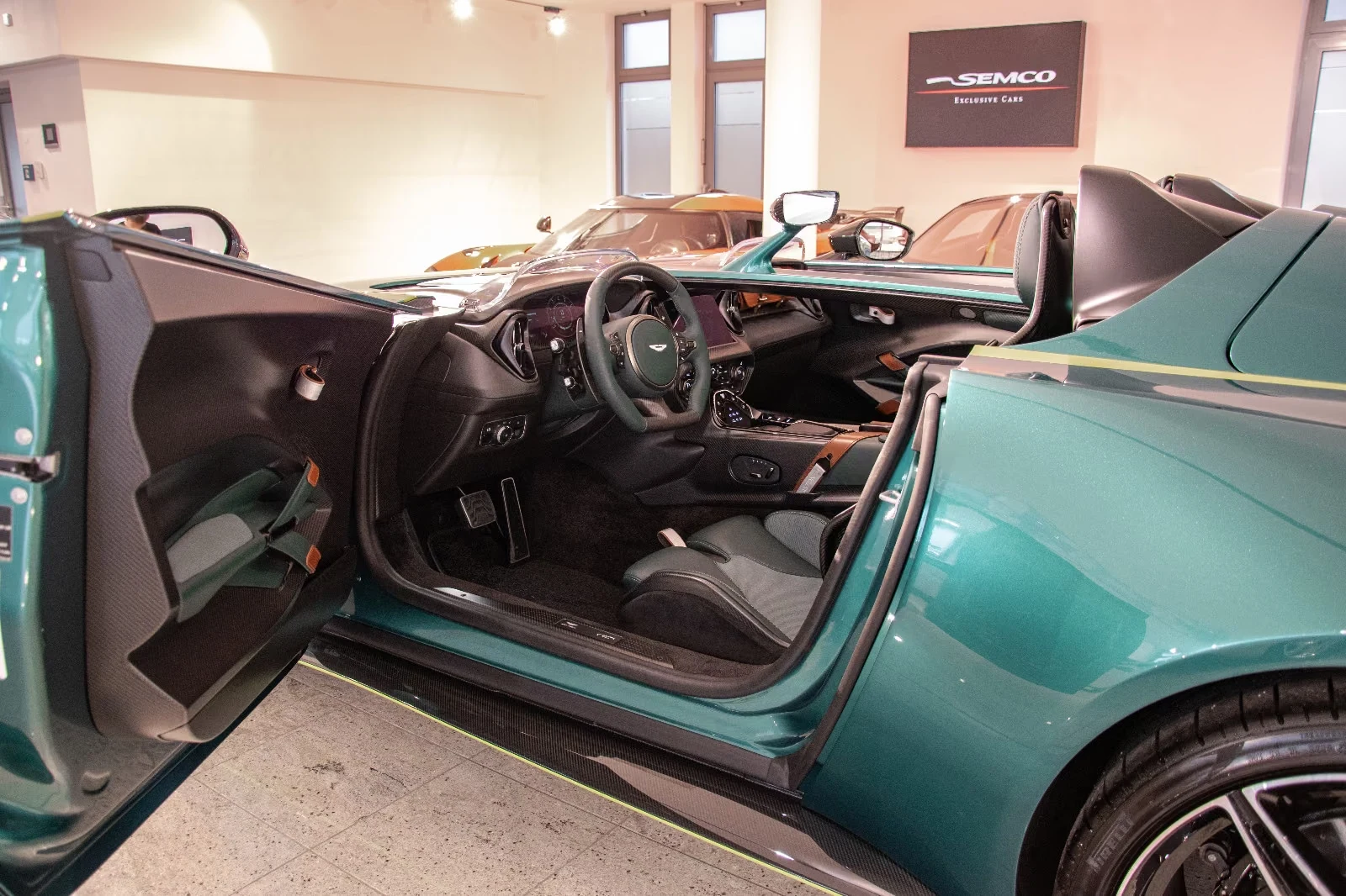 Aston Martin V12 Speedster, 8/10