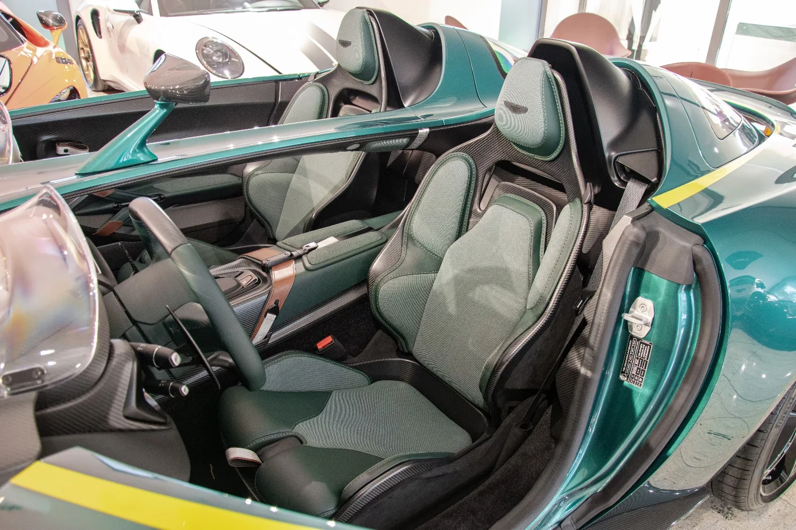 Aston Martin V12 Speedster, 9/10