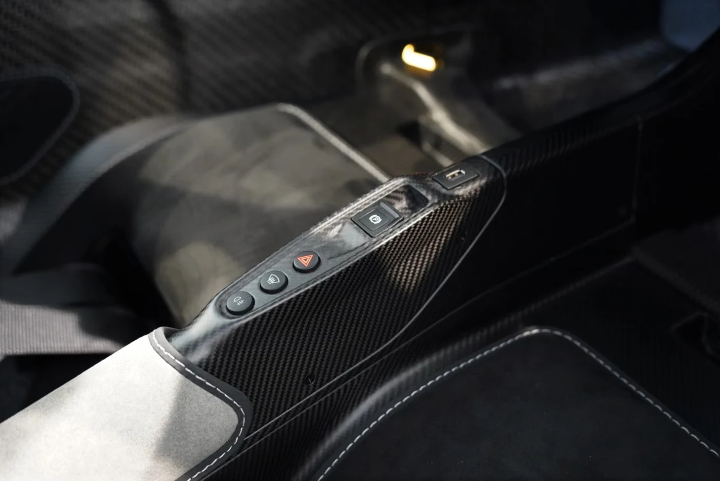 Aston Martin Valkyrie, 8/10