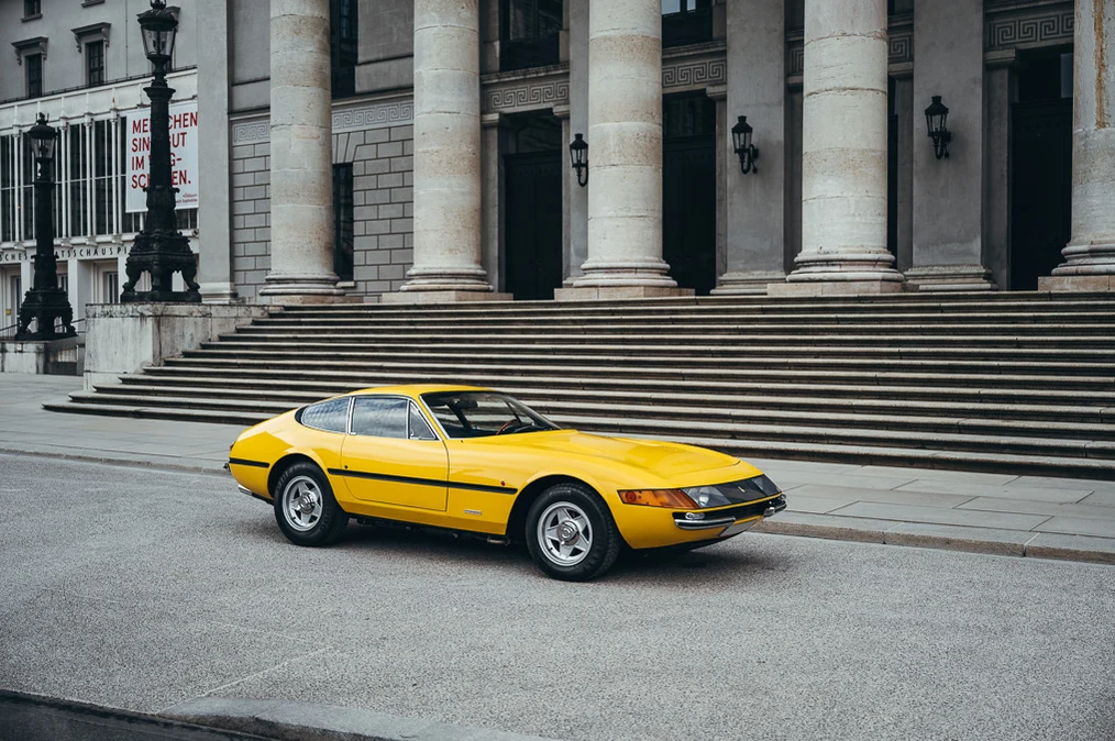 Ferrari 365 GTB/4 Daytona, full-car front three-quarter view.