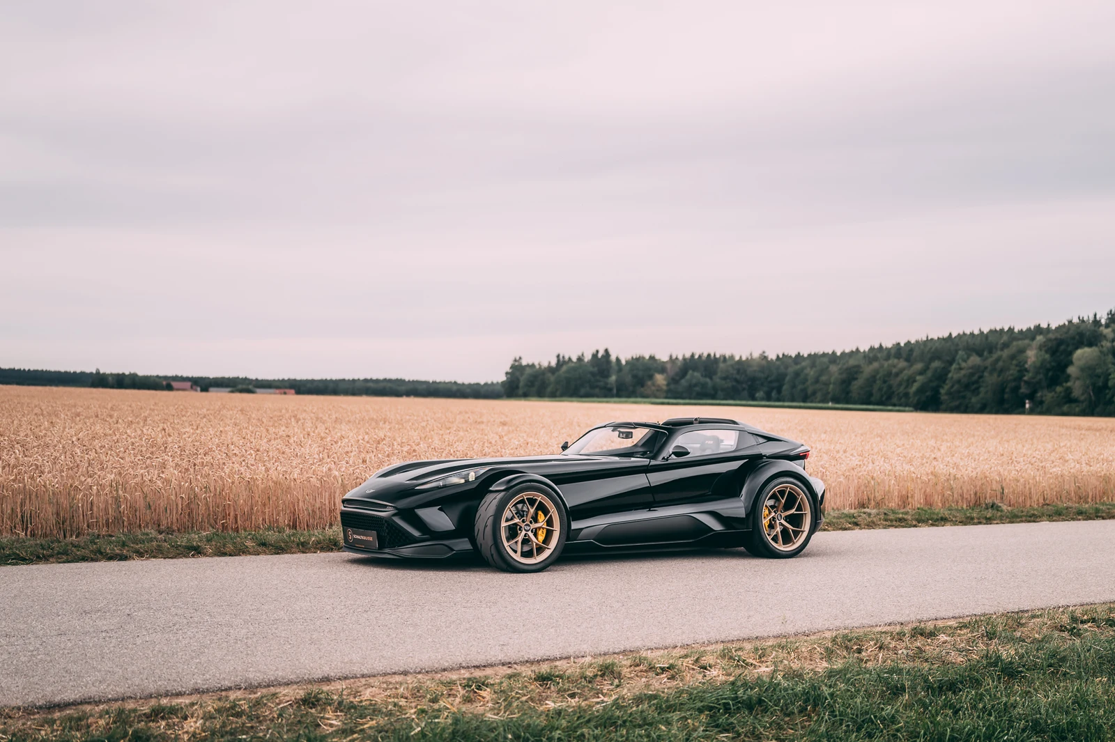Donkervoort F22, full-car front three-quarter view.