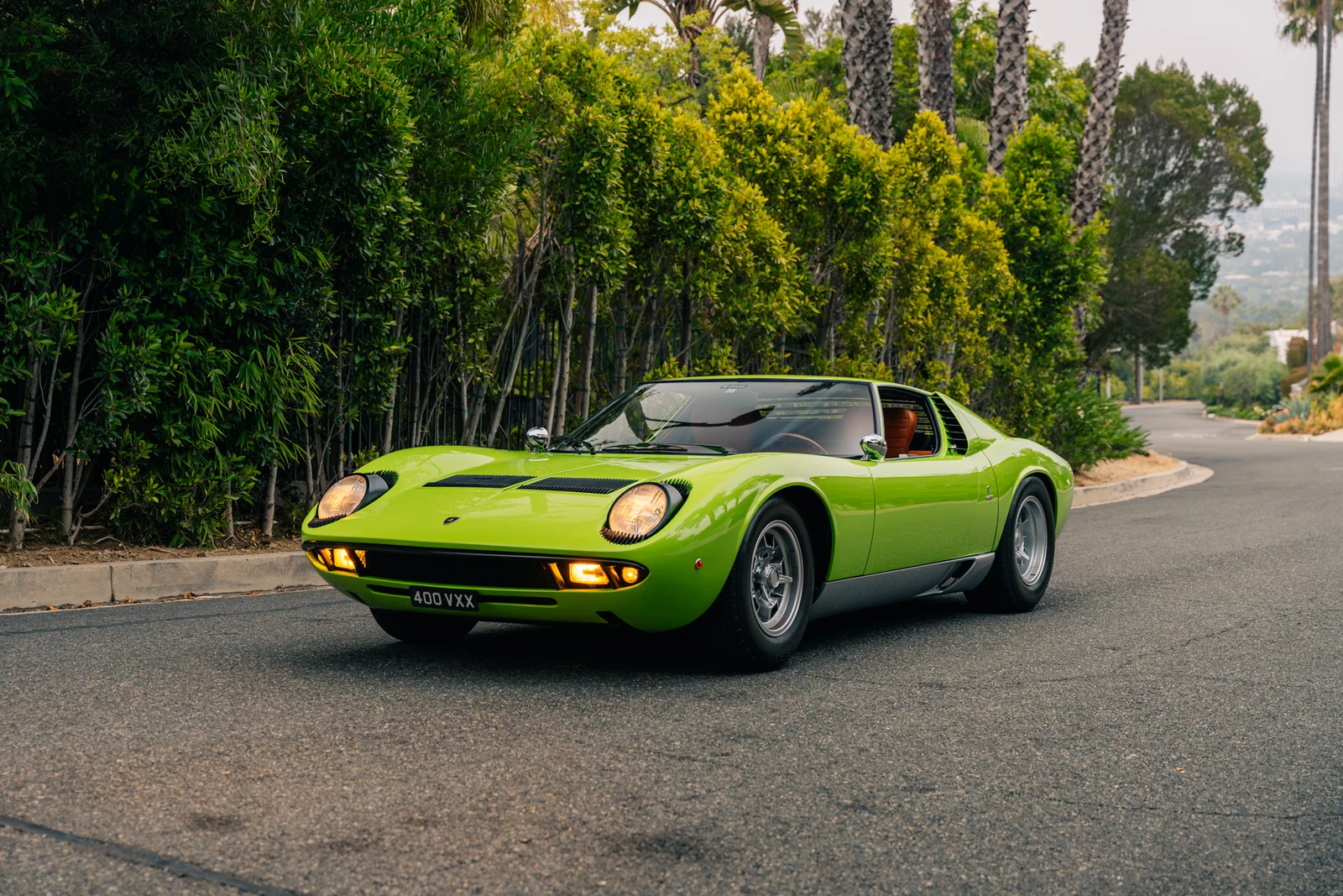 Lamborghini Miura P400, full-car front three-quarter view.