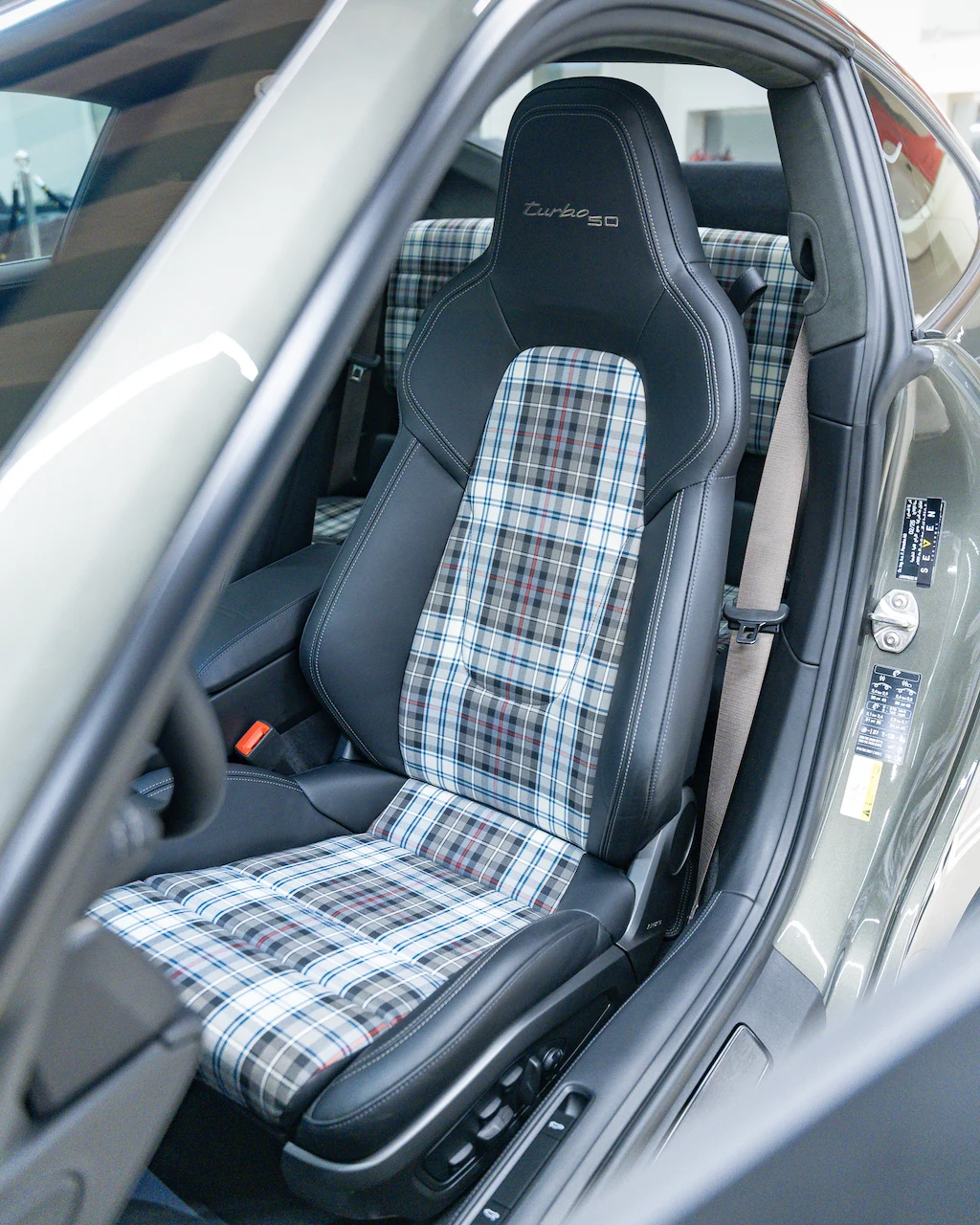 Porsche 911 (992) Turbo 50 Years, 9/10