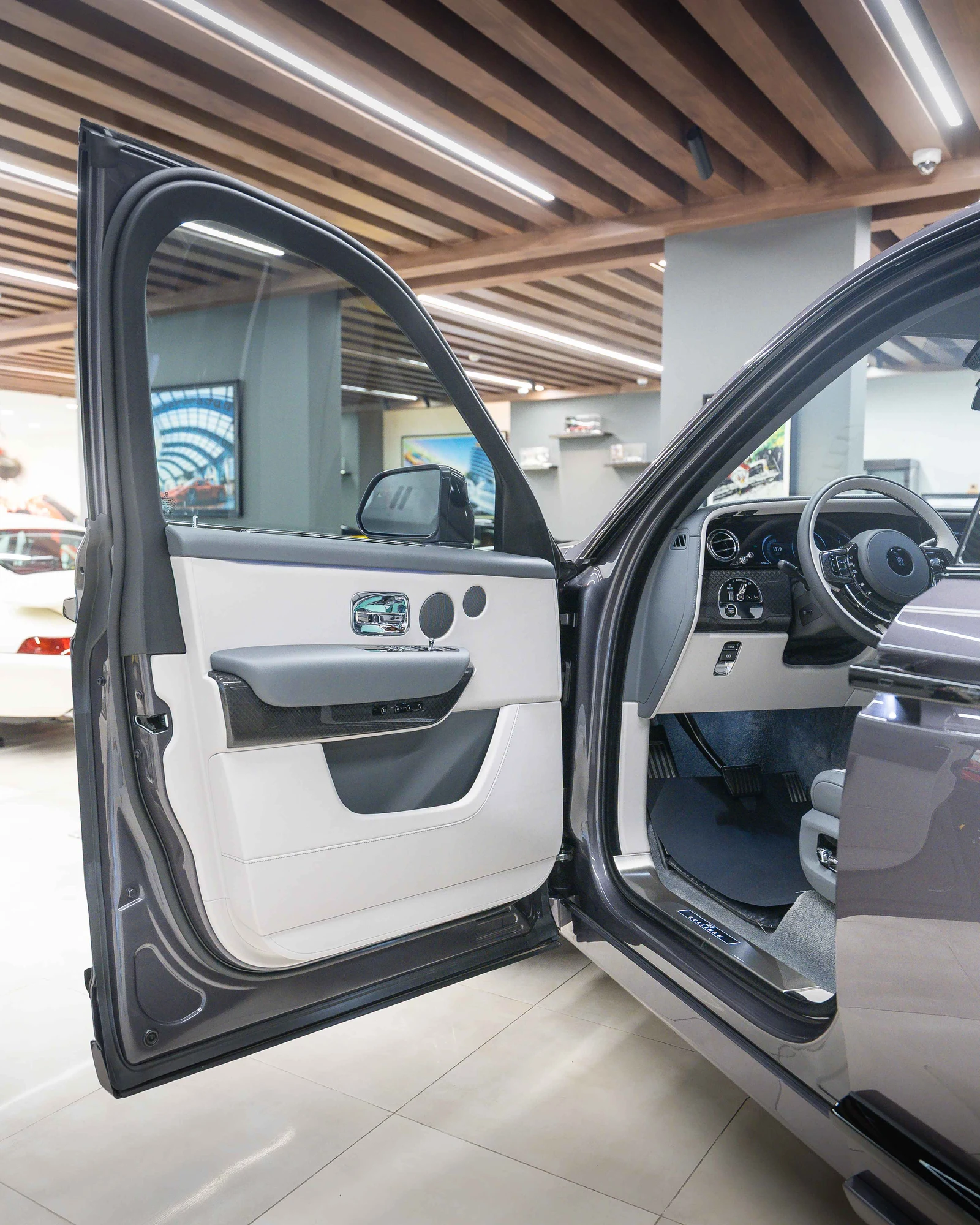 Rolls-Royce Cullinan Black Badge Series II, 7/10